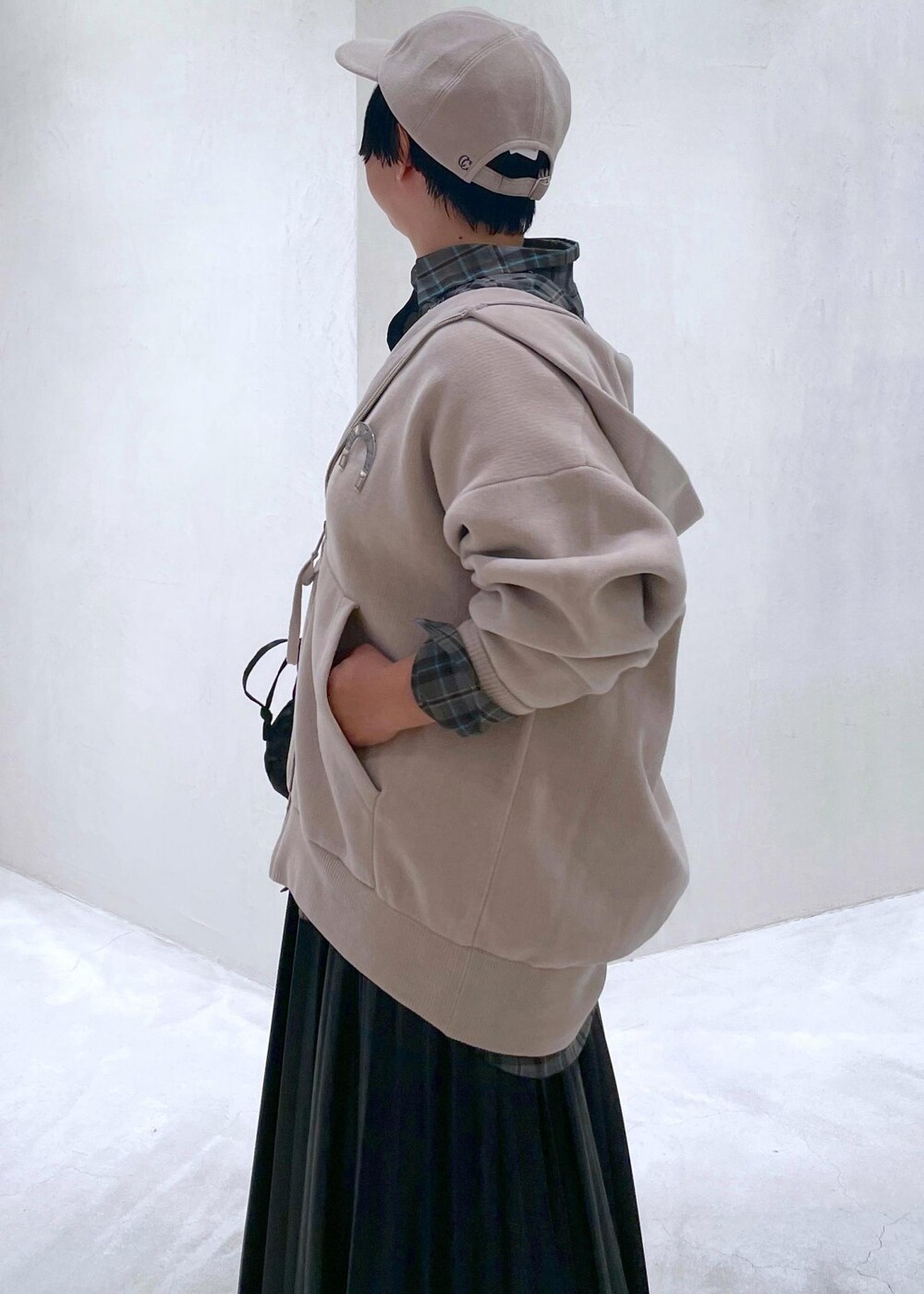 ブルー系のシャツ/ブラウス、ブラック系のスカート、ブラック系のショルダーバッグを着用したレディースの秋コーディネートの8枚目の写真