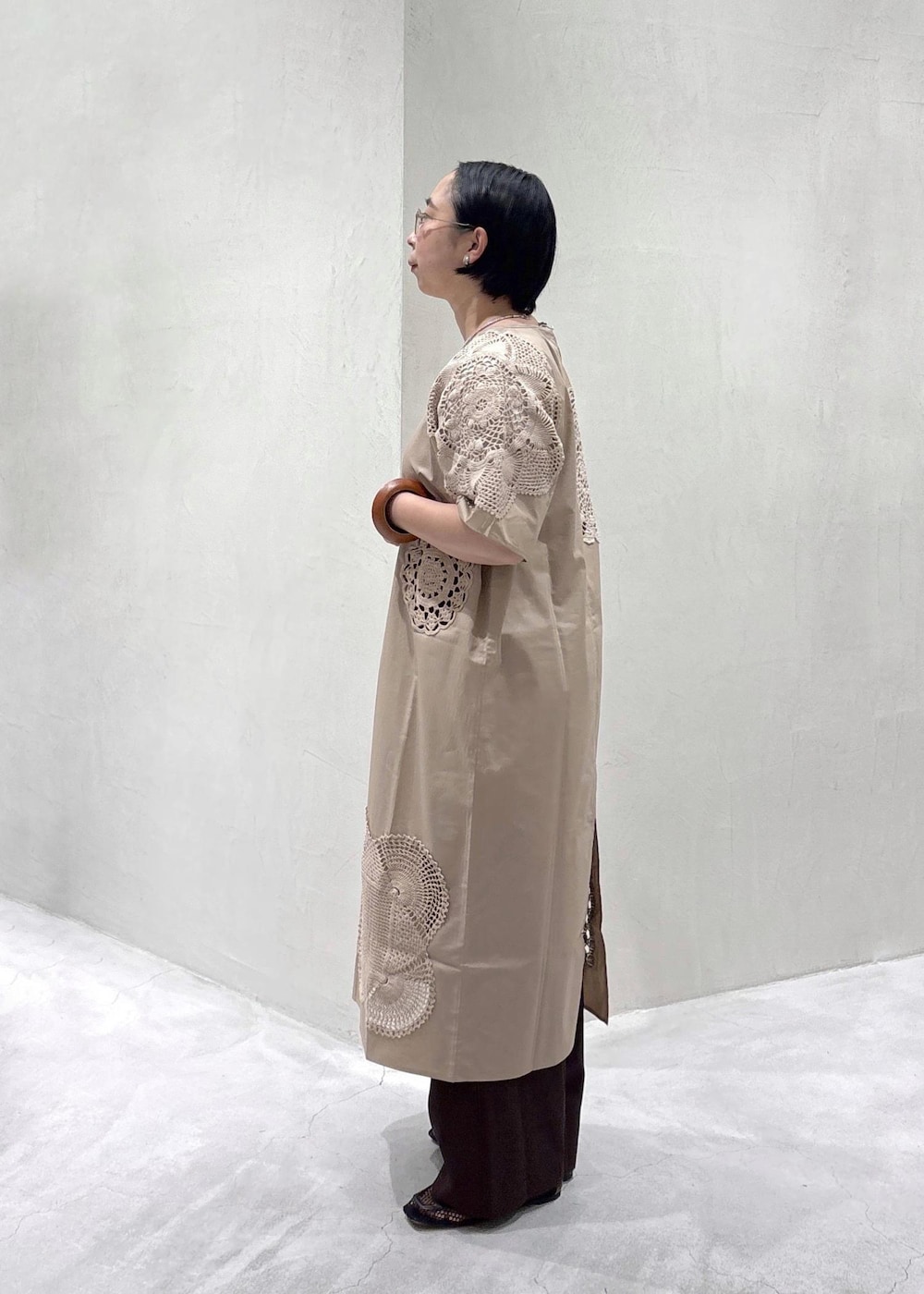 ブラウン系のローファー、ブラウン系のその他パンツ、シルバー系のネックレスを着用したレディースの春コーディネートの4枚目の写真