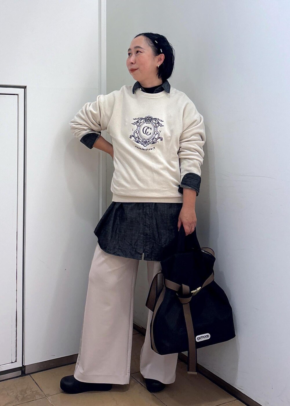 ブラック系のTシャツ/カットソー、ホワイト系のスウェット、ブラック系のトートバッグを着用したレディースの冬コーディネートの3枚目の写真