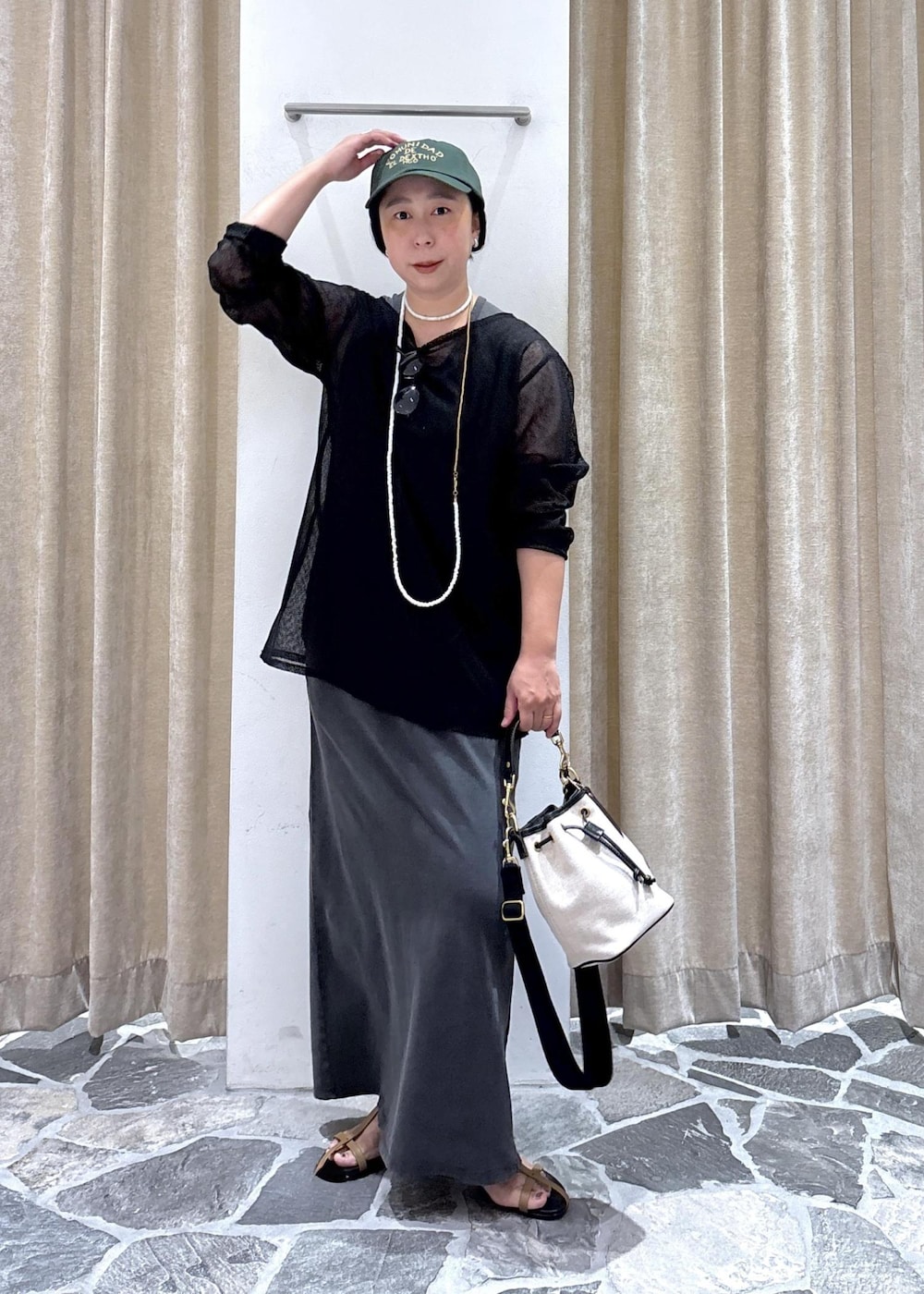 ベージュ系のサンダル、グレー系のワンピース、ブラック系のニット/セーターを着用したレディースの夏コーディネートの3枚目の写真