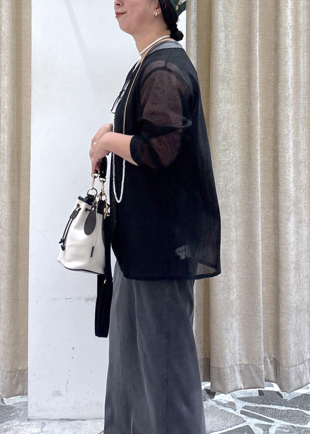 ベージュ系のサンダル、グレー系のワンピース、ブラック系のニット/セーターを着用したレディースの夏コーディネートの9枚目の写真