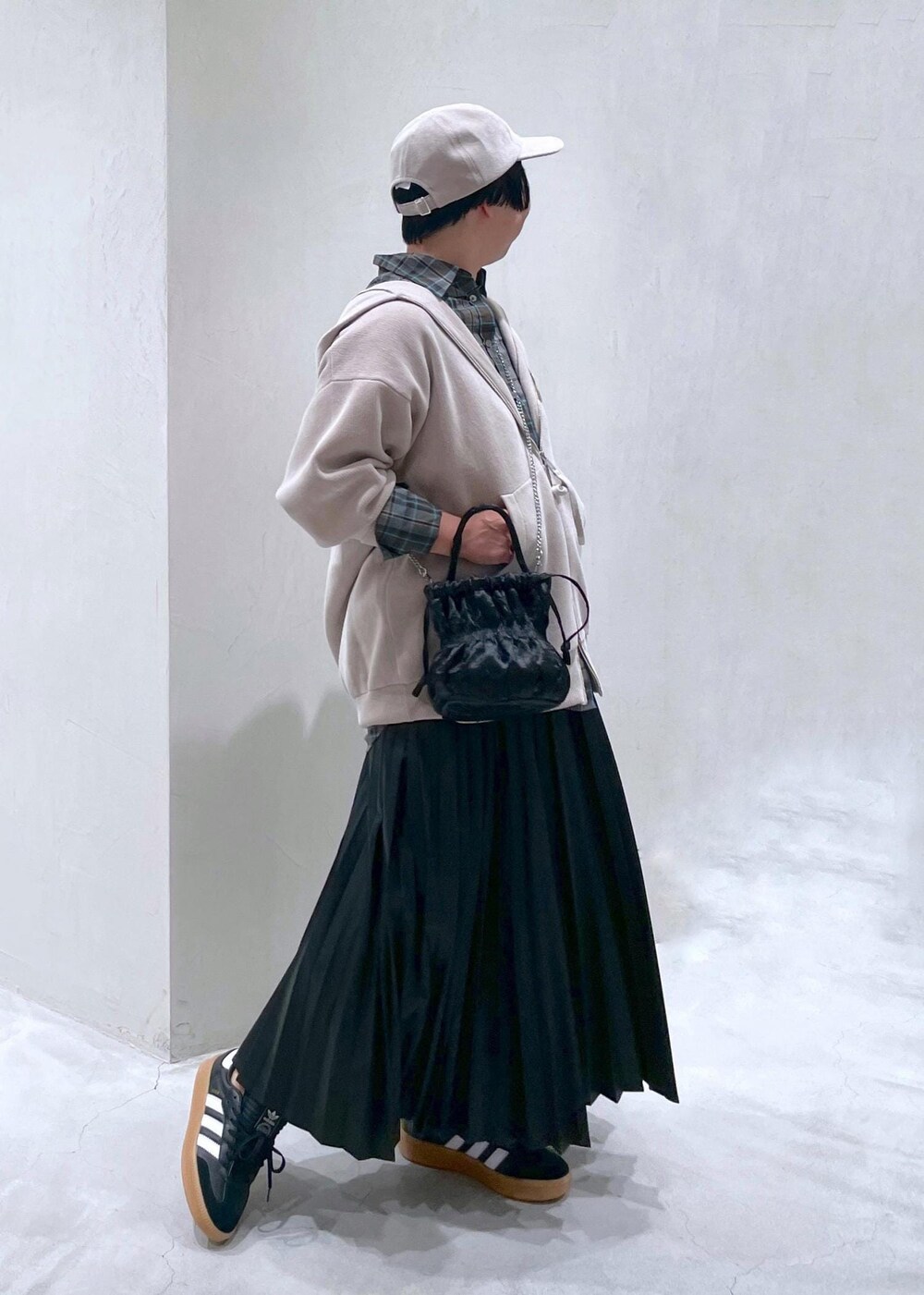 ブルー系のシャツ/ブラウス、ブラック系のスカート、ブラック系のショルダーバッグを着用したレディースの秋コーディネートの5枚目の写真