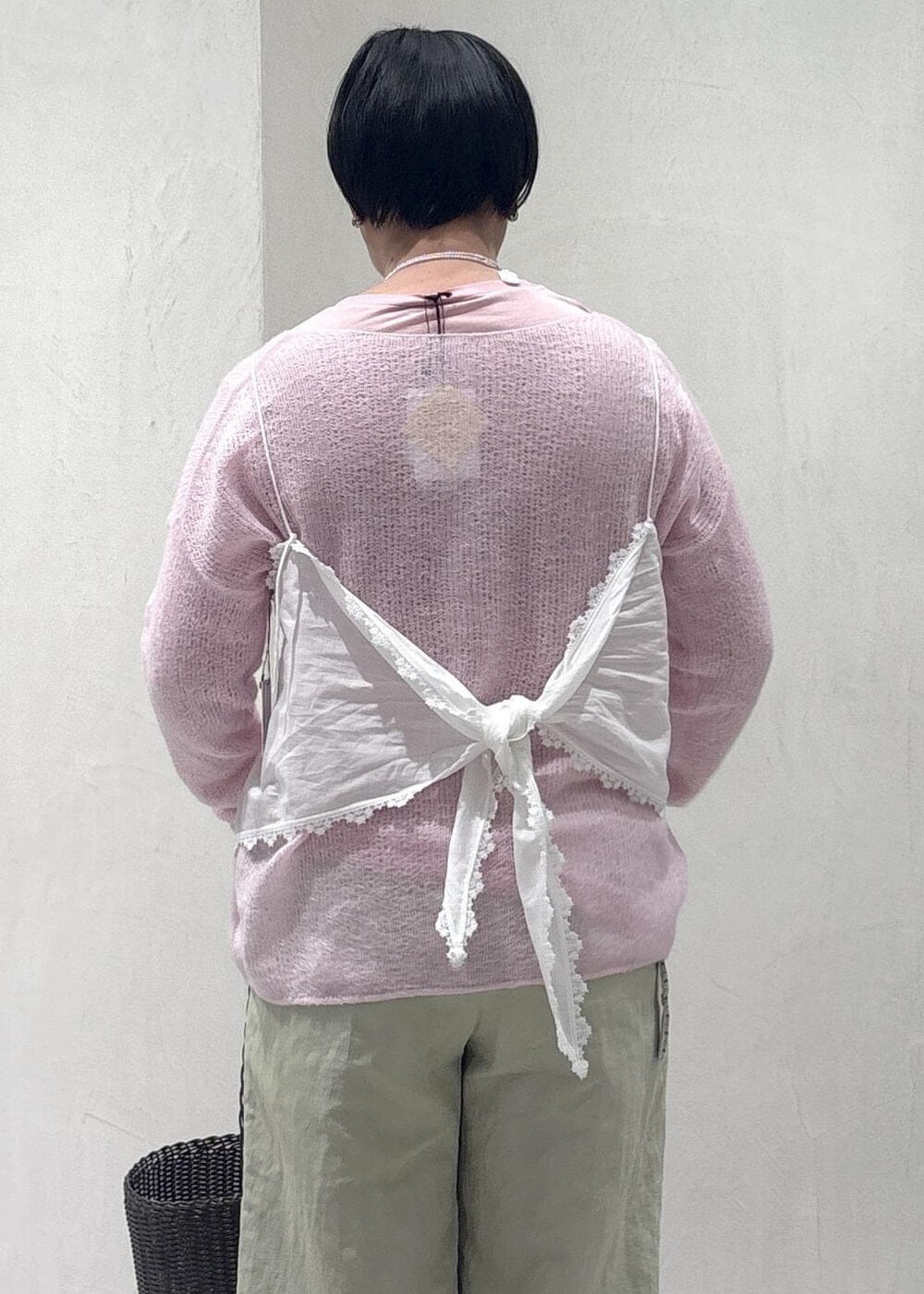 ホワイト系のキャミソール、グリーン系のその他パンツ、ピンク系のTシャツ/カットソーを着用したレディースの冬コーディネートの8枚目の写真