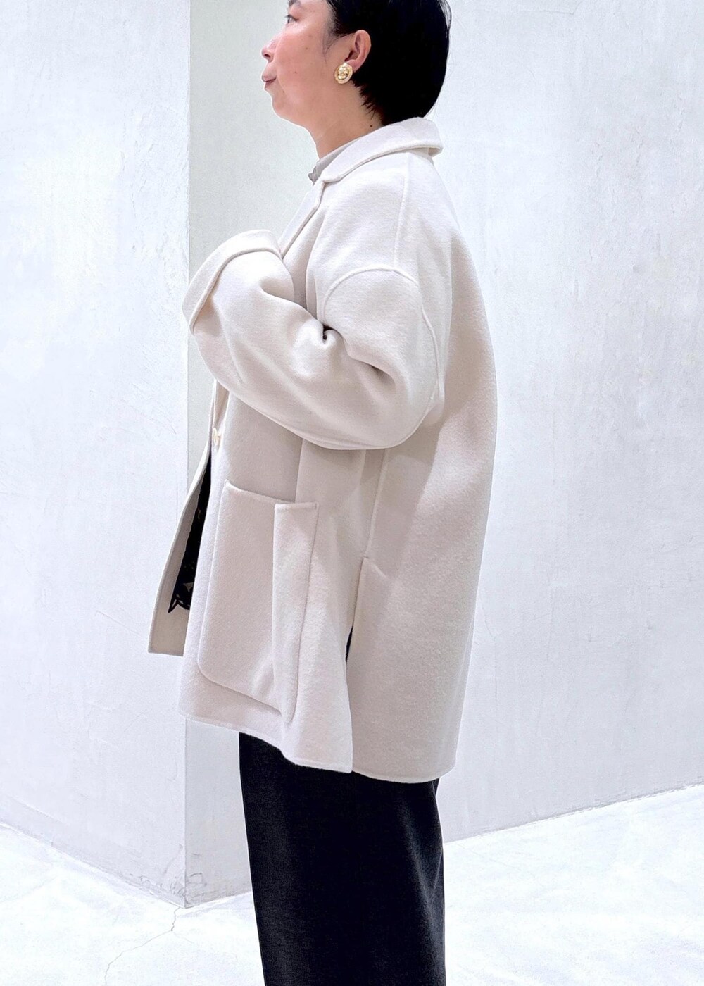 グレー系のスラックス、ブラック系のスカート、グレー系のシャツ/ブラウスを着用したレディースの秋コーディネートの9枚目の写真