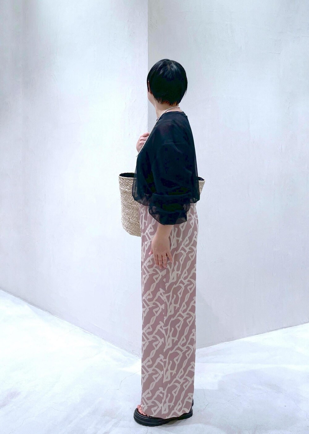 イエロー系のその他パンツ、ブラック系のサンダル、ブラック系のTシャツ/カットソーを着用したレディースの春コーディネートの4枚目の写真