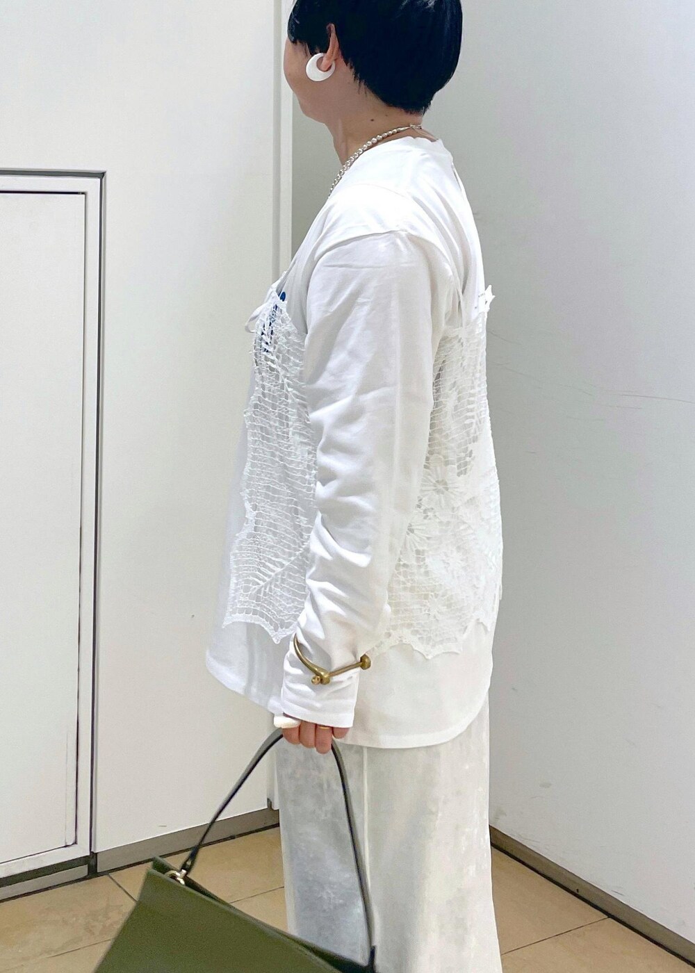 ホワイト系のスカート、ブラック系のデニムパンツを着用したレディースの夏コーディネートの9枚目の写真