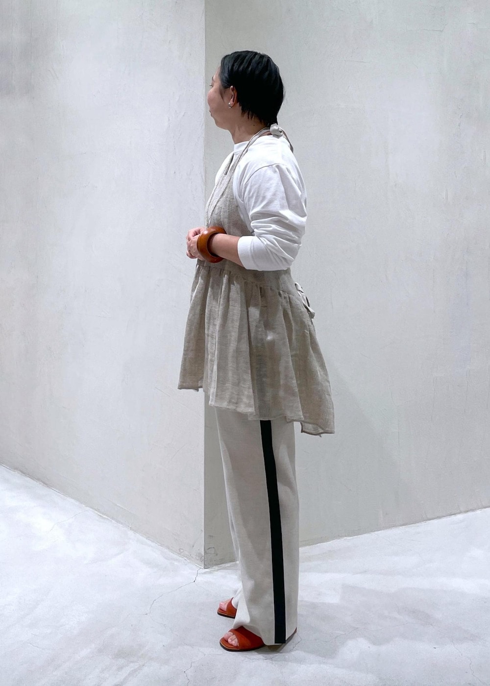 ホワイト系のTシャツ/カットソー、ホワイト系のその他パンツ、ホワイト系のベストを着用したレディースの春コーディネートの3枚目の写真