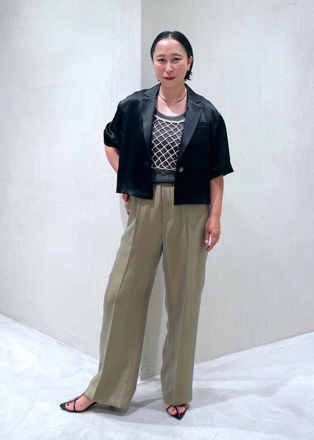 ベージュ系のキャミソール、ブラック系のサンダル、グレー系のその他パンツを着用したレディースの夏コーディネートの8枚目の写真