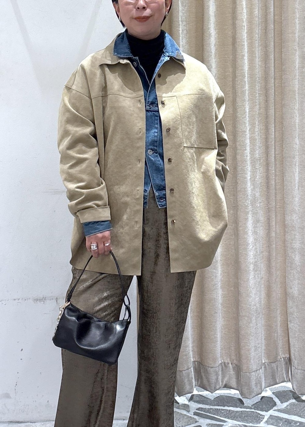 ベージュ系のシャツ/ブラウス、ブルー系のデニムジャケット、ゴールド系のその他パンツを着用したレディースの冬コーディネートの7枚目の写真