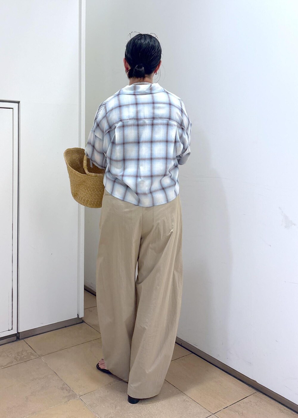 ホワイト系のトートバッグ、ブラック系のサンダル、グレー系のタンクトップを着用したレディースの夏コーディネートの8枚目の写真