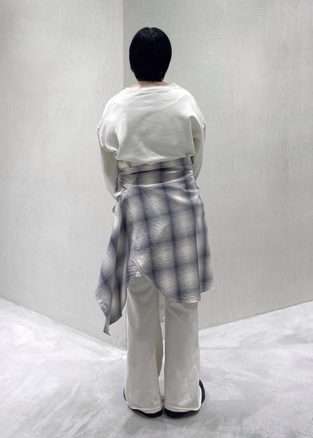 ブラック系のスニーカー、ホワイト系のショルダーバッグ、ブルー系のシャツ/ブラウスを着用したレディースの春コーディネートの4枚目の写真