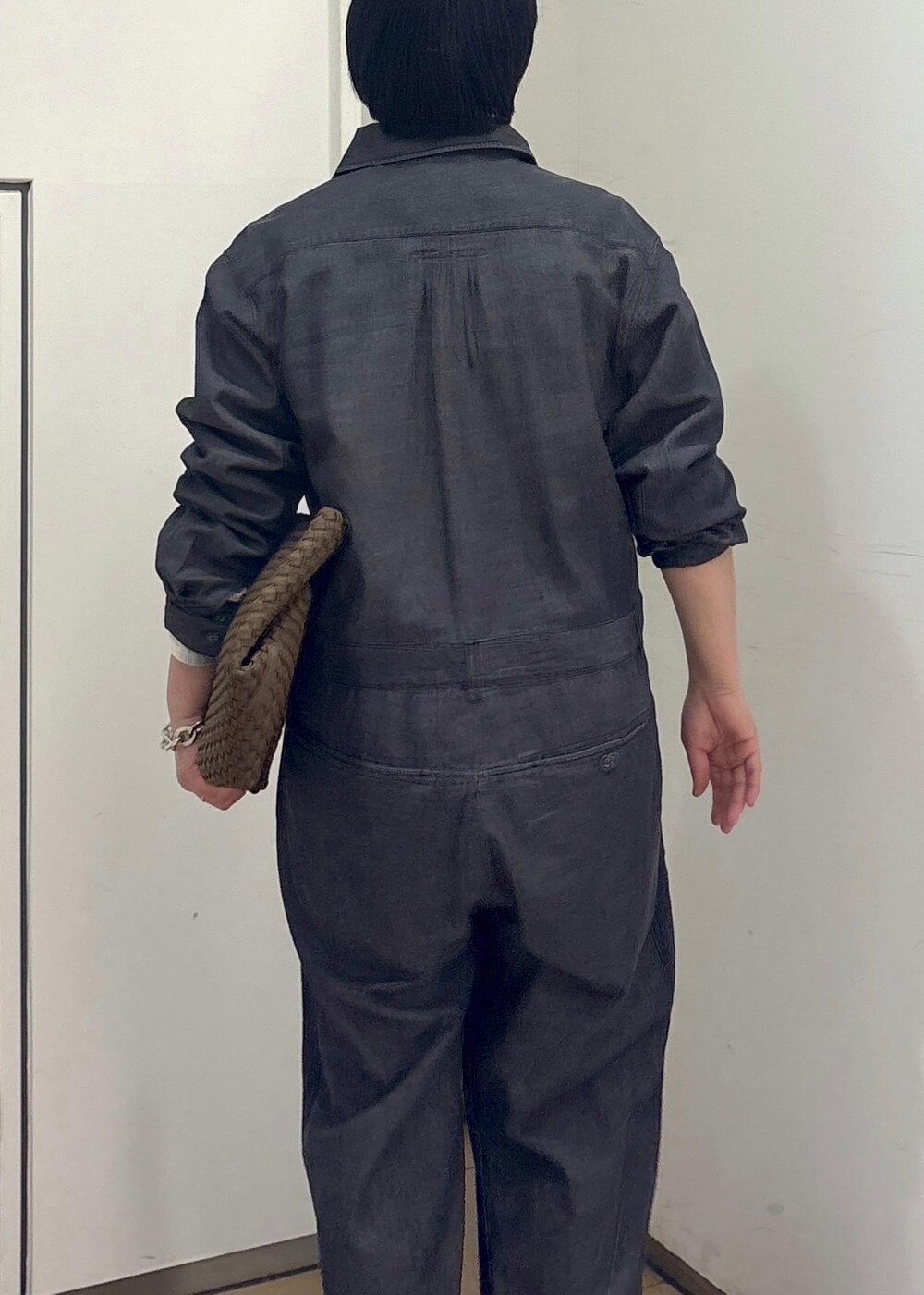 ベージュ系のパンプス、ブルー系のシャツ/ブラウス、イエロー系のトートバッグを着用したレディースの春コーディネートの8枚目の写真