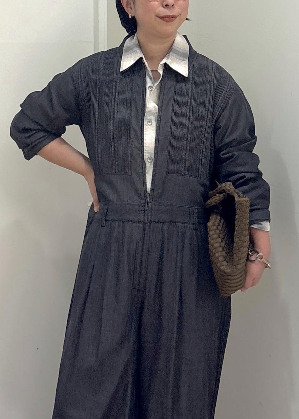 ベージュ系のパンプス、ブルー系のシャツ/ブラウス、イエロー系のトートバッグを着用したレディースの春コーディネートの6枚目の写真