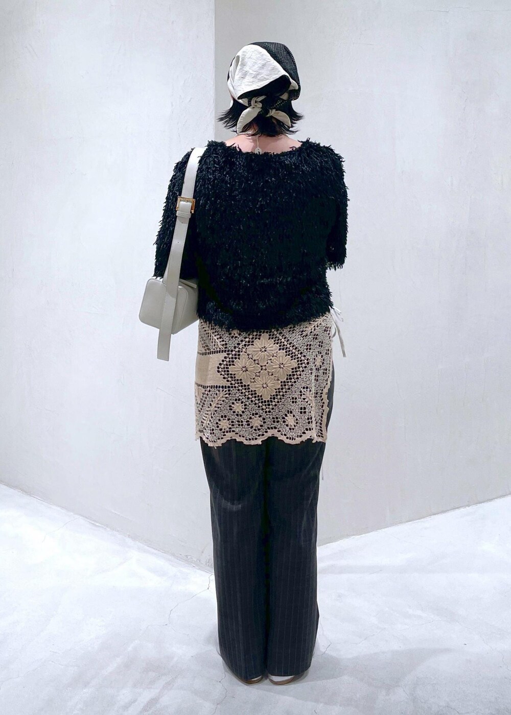 ブラック系のTシャツ/カットソー、グレー系のスラックス、グレー系のショルダーバッグを着用したレディースの夏コーディネートの6枚目の写真