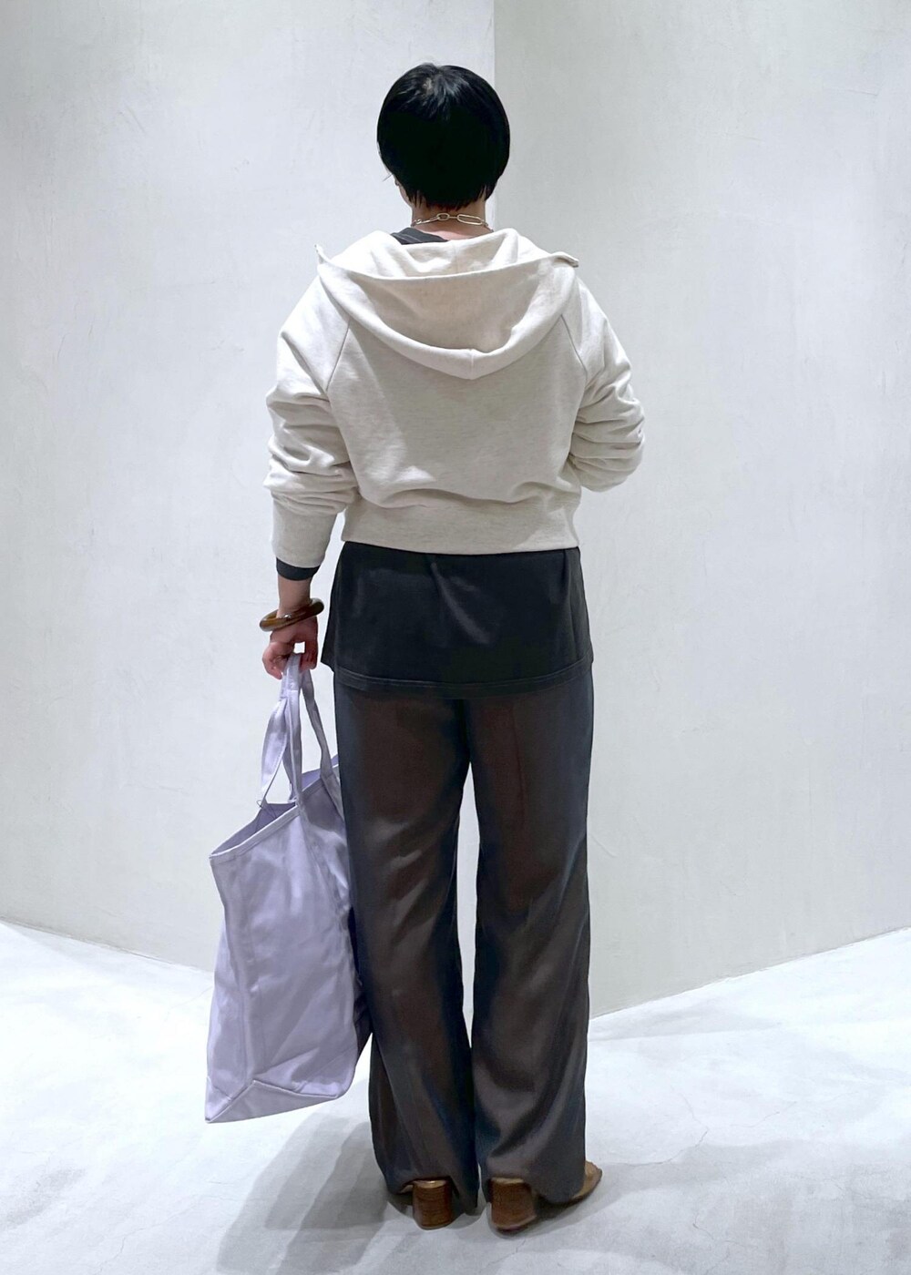 ブラウン系のその他パンツ、ホワイト系のパーカー、ブラック系のTシャツ/カットソーを着用したレディースの夏コーディネートの4枚目の写真