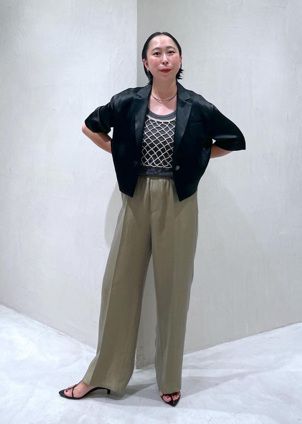 ベージュ系のキャミソール、ブラック系のサンダル、グレー系のその他パンツを着用したレディースの夏コーディネートの7枚目の写真