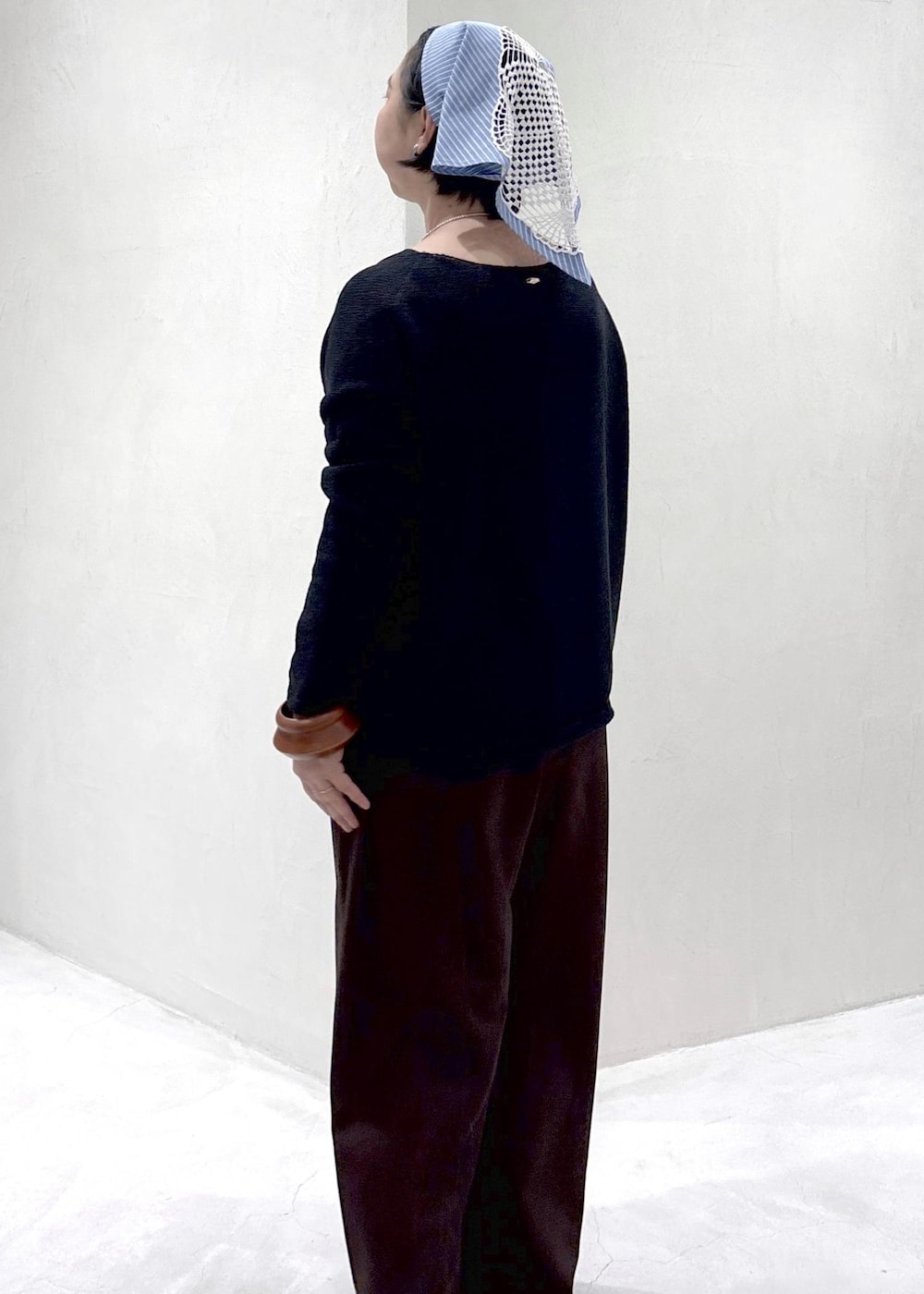 ブラウン系のその他パンツ、ベージュ系のトートバッグ、ブラウン系のローファーを着用したレディースの春コーディネートの4枚目の写真