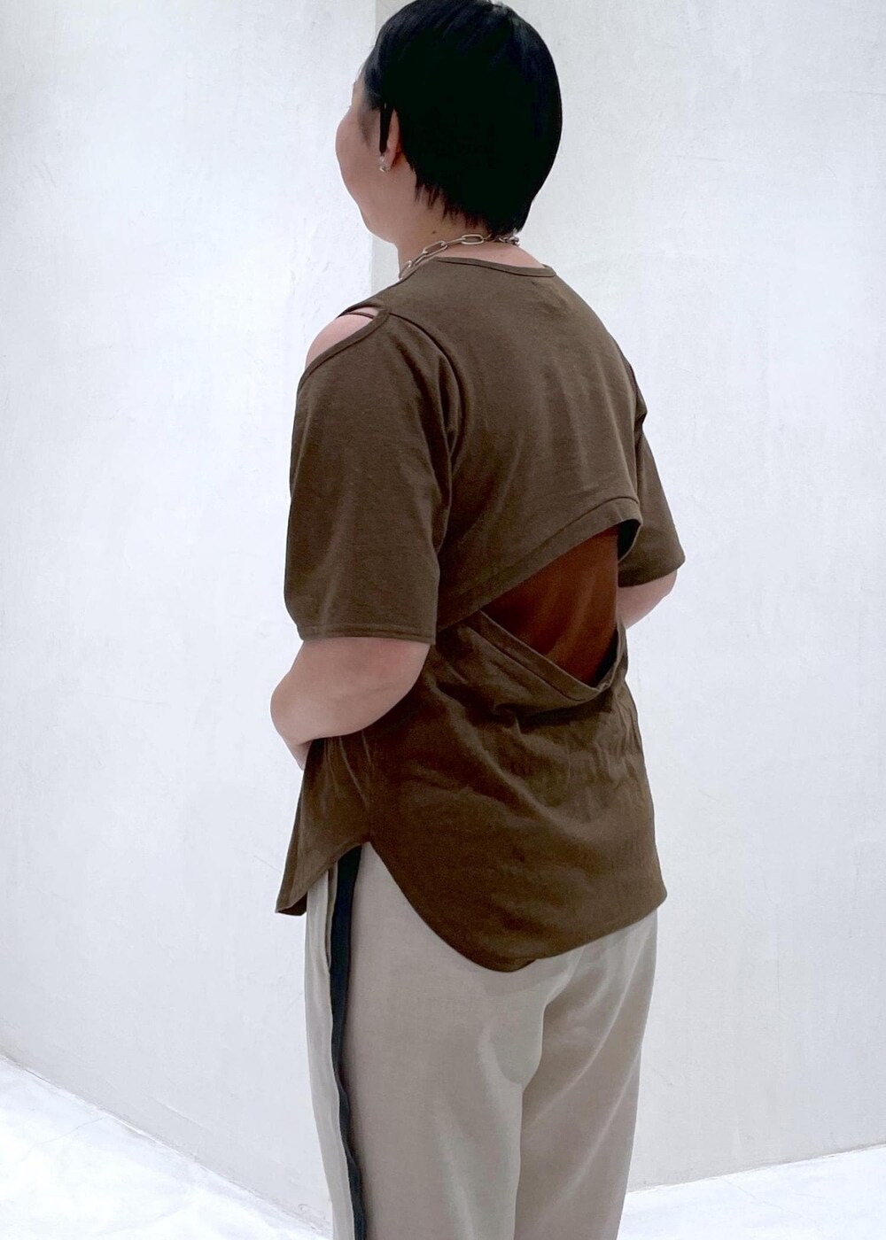 ブラック系のショルダーバッグ、ホワイト系のその他パンツ、ブラウン系のTシャツ/カットソーを着用したレディースの春コーディネートの6枚目の写真