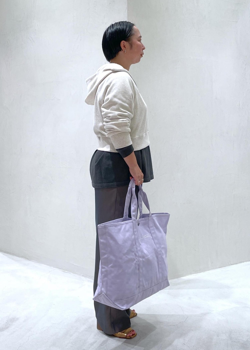 ブラウン系のその他パンツ、ホワイト系のパーカー、ブラック系のTシャツ/カットソーを着用したレディースの夏コーディネートの3枚目の写真