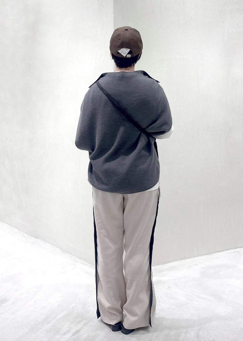 グレー系のニット/セーター、ブラック系のその他シューズ、ホワイト系のTシャツ/カットソーを着用したレディースの冬コーディネートの4枚目の写真