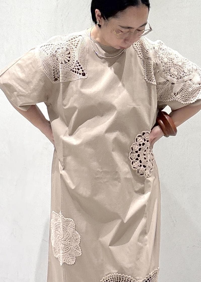 ブラウン系のローファー、ブラウン系のその他パンツ、シルバー系のネックレスを着用したレディースの春コーディネートの6枚目の写真