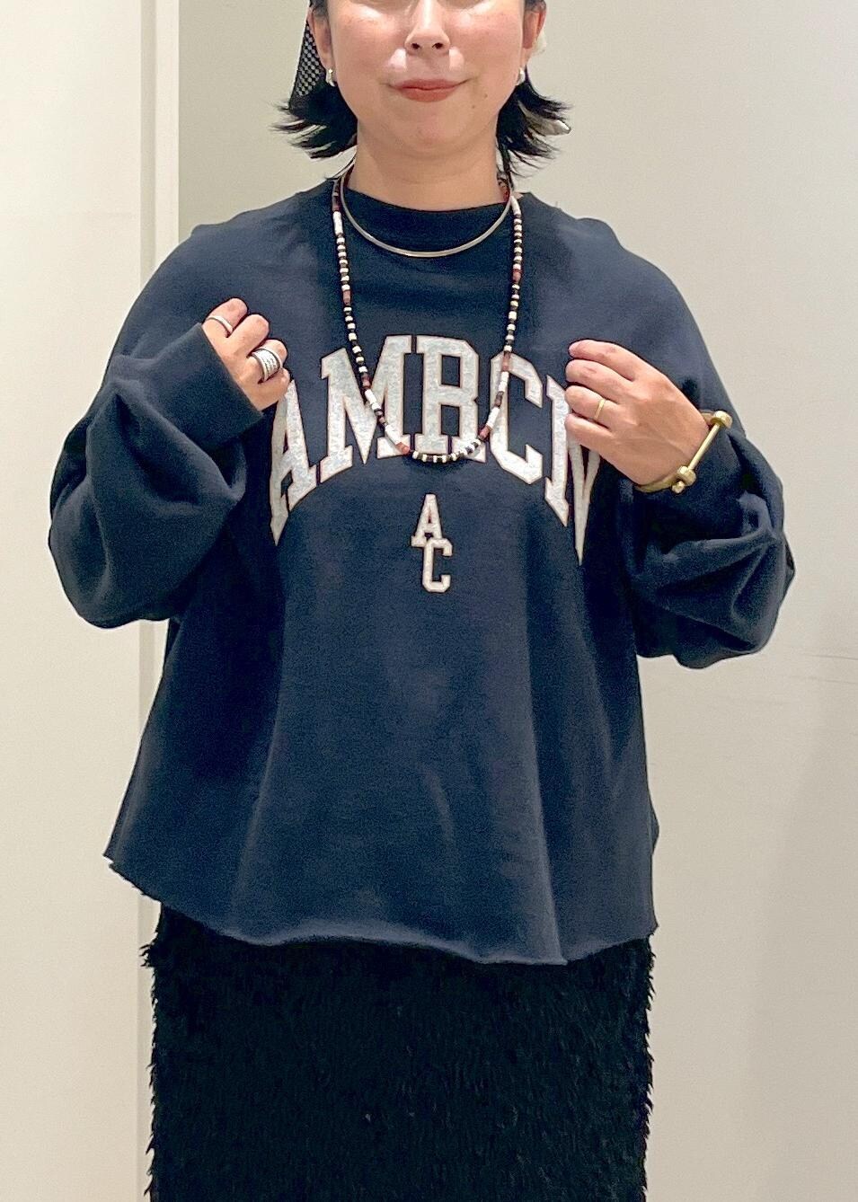 イエロー系のショルダーバッグ、ブラック系のスウェット、ブラック系のスウェットパンツを着用したレディースの夏コーディネートの8枚目の写真