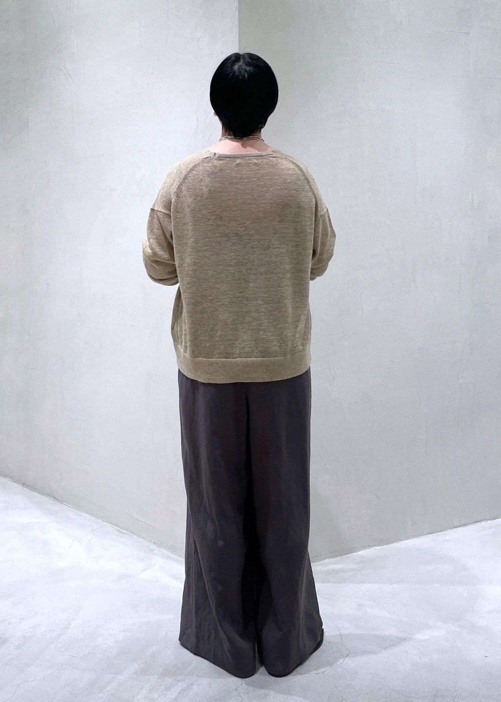 グレー系のつなぎ/オールインワン、ベージュ系のニット/セーターを着用したレディースの春コーディネートの4枚目の写真