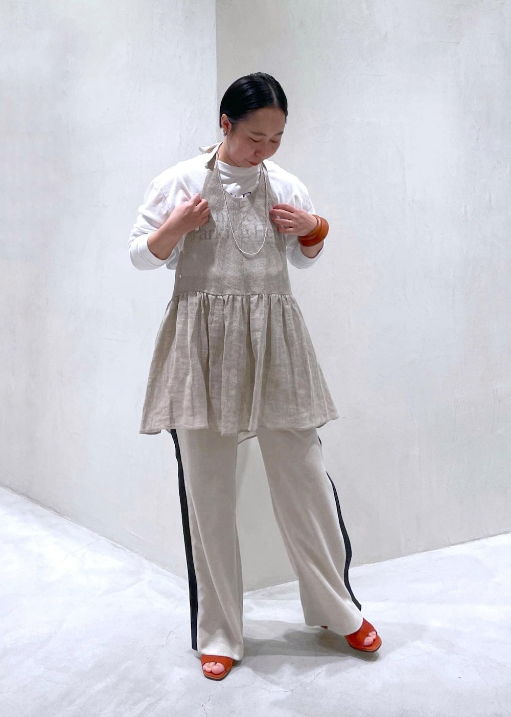 ホワイト系のTシャツ/カットソー、ホワイト系のその他パンツ、ホワイト系のベストを着用したレディースの春コーディネートの2枚目の写真