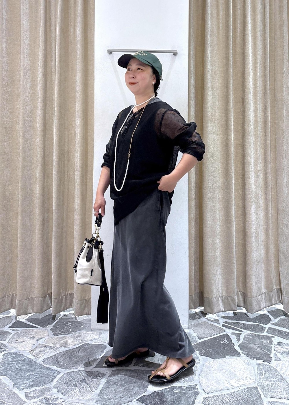 ベージュ系のサンダル、グレー系のワンピース、ブラック系のニット/セーターを着用したレディースの夏コーディネートの5枚目の写真