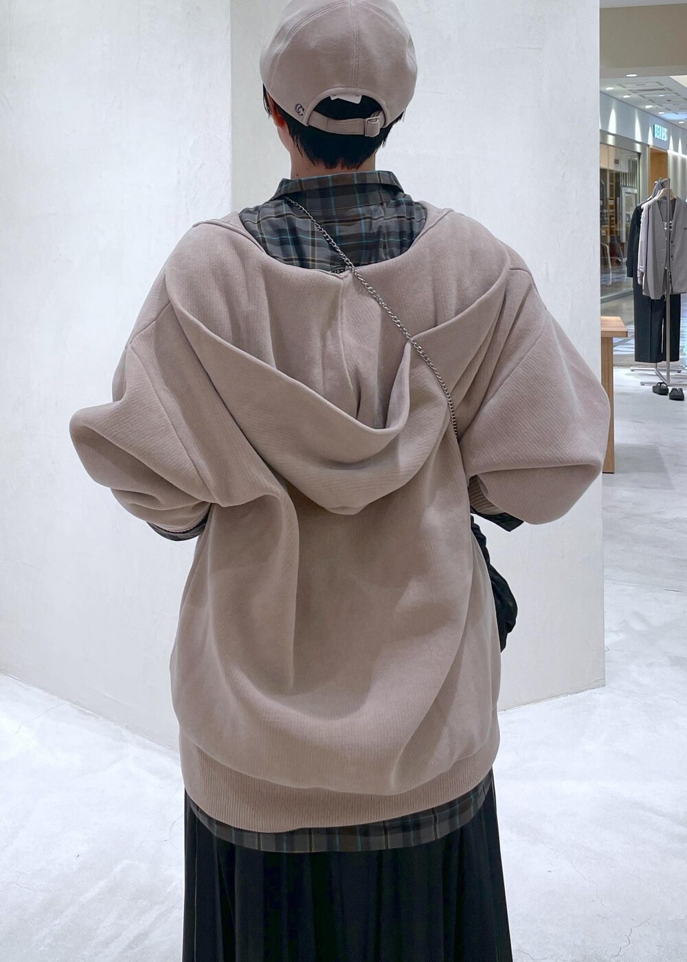 ブルー系のシャツ/ブラウス、ブラック系のスカート、ブラック系のショルダーバッグを着用したレディースの秋コーディネートの9枚目の写真