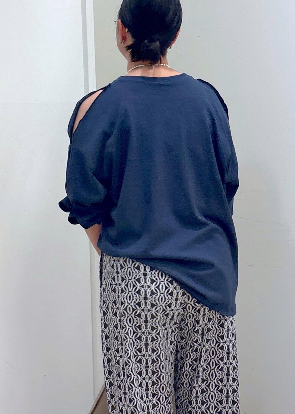 ブラック系のその他パンツ、ベージュ系のショルダーバッグ、グリーン系のパンプスを着用したレディースの夏コーディネートの8枚目の写真