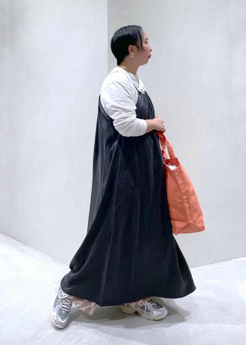 イエロー系のその他パンツ、ホワイト系のTシャツ/カットソー、グレー系のワンピースを着用したレディースの春コーディネートの3枚目の写真