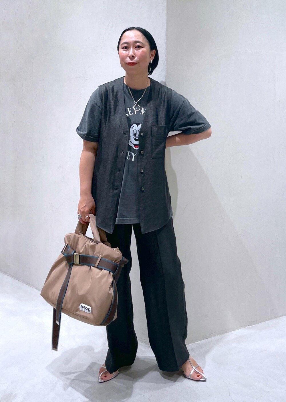「ショルダーバッグ、ハンドバッグ、トートバッグ、ブラック、Tシャツ、ロゴ、半袖、クルーネック、プリント、パンツ、ワイド、十分丈、ストレート、スラックス、サンダル」|「SALON adam et rope'の【BRENTELLA(ブレンテッラ)】アンクルストラップサンダル(サンダル、シルバー系)」を使った、azukiさん(レディース・154cm)の夏コーディネートの6枚目の写真