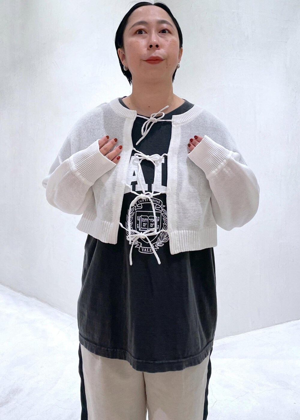 ブラック系のその他シューズ、ブラック系のTシャツ/カットソー、ホワイト系のニット/セーターを着用したレディースの春コーディネートの5枚目の写真