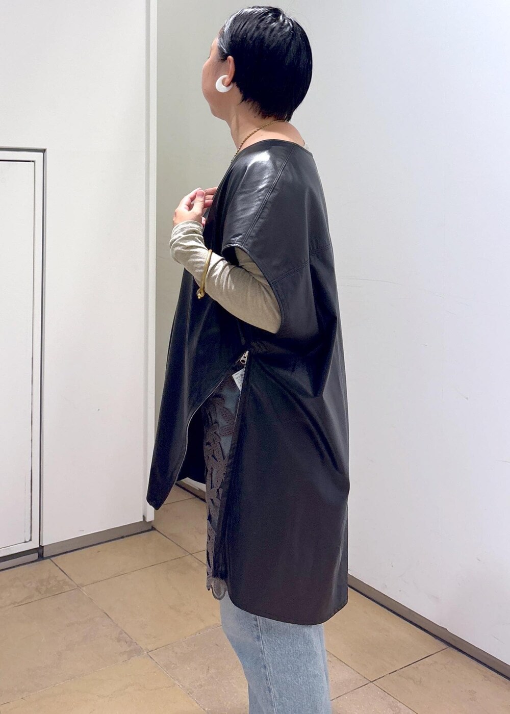 グリーン系のショルダーバッグ、グレー系のスカート、ゴールド系のTシャツ/カットソーを着用したレディースの秋コーディネートの7枚目の写真