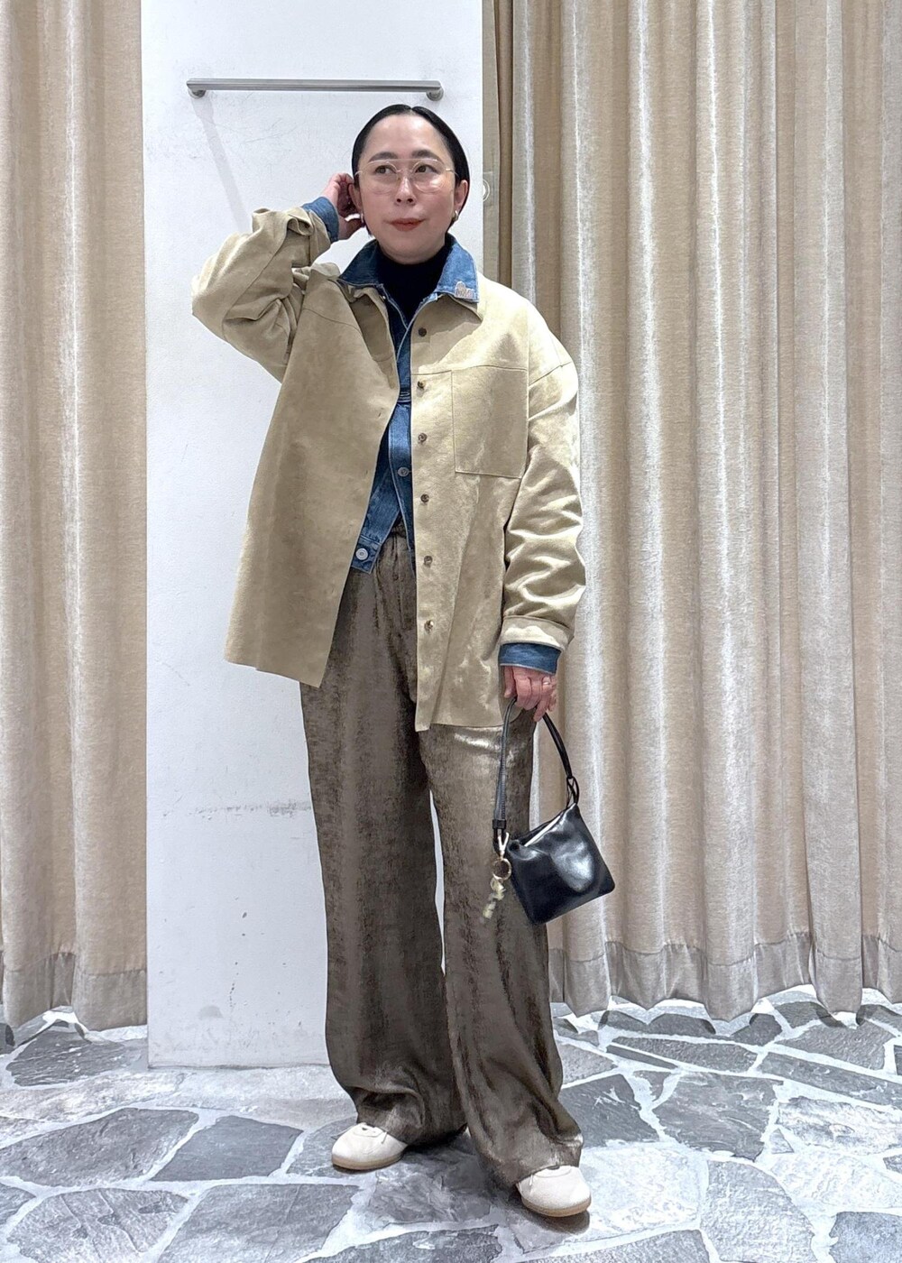 ベージュ系のシャツ/ブラウス、ブルー系のデニムジャケット、ゴールド系のその他パンツを着用したレディースの冬コーディネートの4枚目の写真