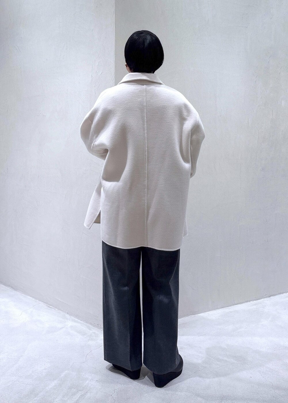 グレー系のスラックス、ブラック系のスカート、グレー系のシャツ/ブラウスを着用したレディースの秋コーディネートの7枚目の写真