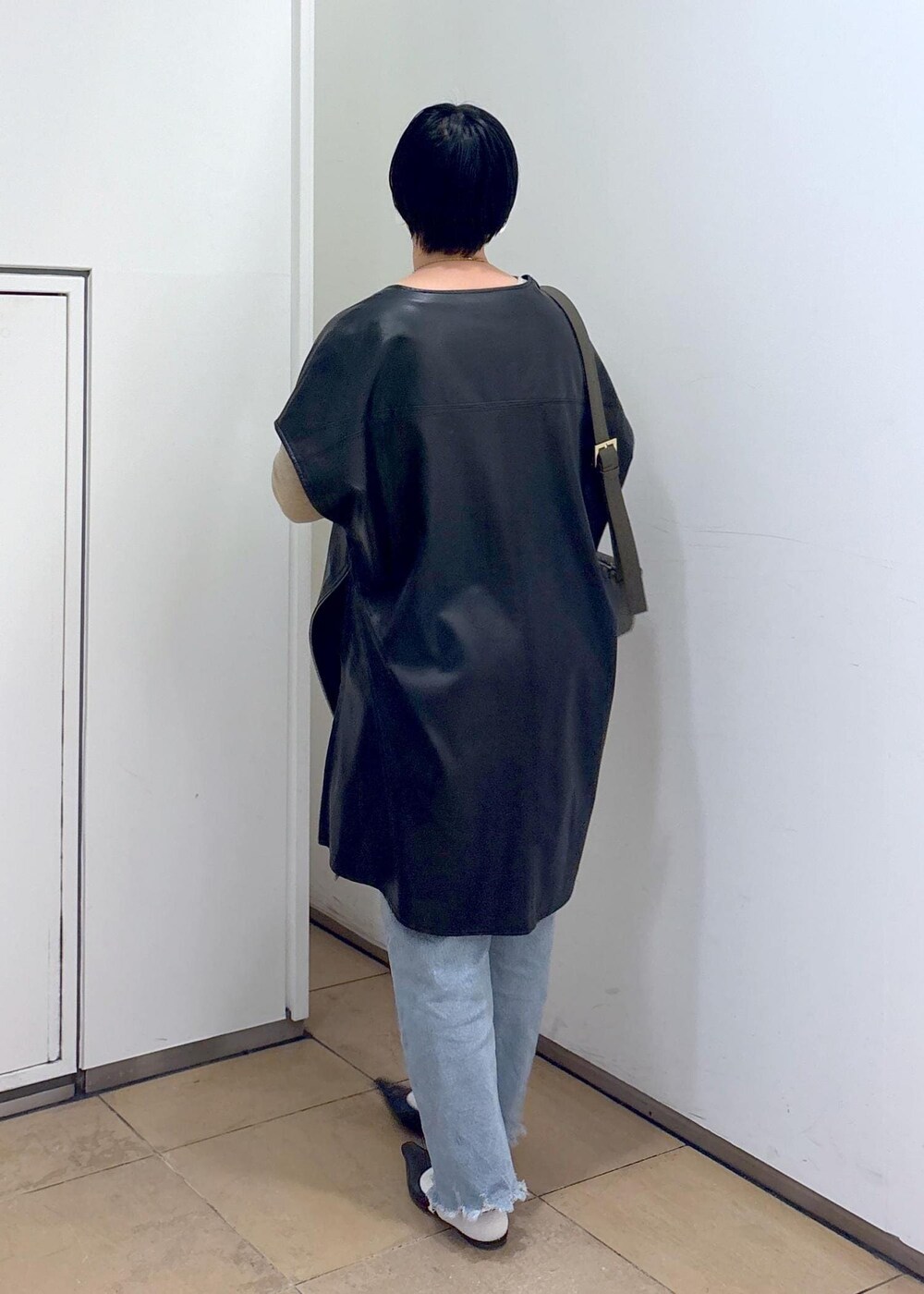 グリーン系のショルダーバッグ、グレー系のスカート、ゴールド系のTシャツ/カットソーを着用したレディースの秋コーディネートの6枚目の写真