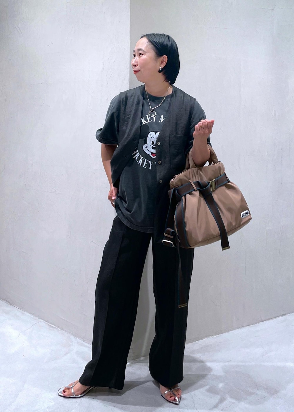 「ショルダーバッグ、ハンドバッグ、トートバッグ、ブラック、Tシャツ、ロゴ、半袖、クルーネック、プリント、パンツ、ワイド、十分丈、ストレート、スラックス、サンダル」|「SALON adam et rope'の【BRENTELLA(ブレンテッラ)】アンクルストラップサンダル(サンダル、シルバー系)」を使った、azukiさん(レディース・154cm)の夏コーディネートの3枚目の写真