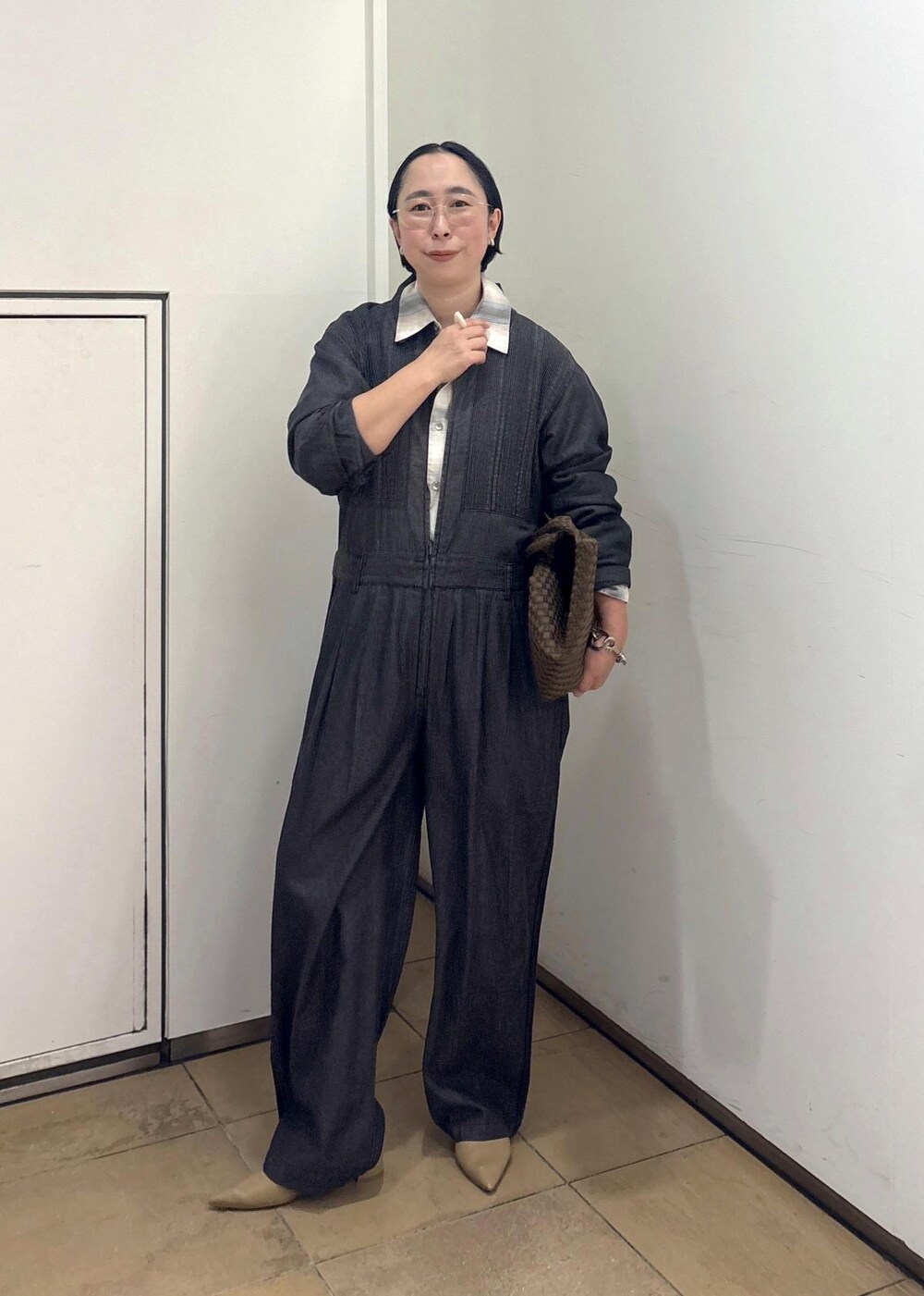 ベージュ系のパンプス、ブルー系のシャツ/ブラウス、イエロー系のトートバッグを着用したレディースの春コーディネートの2枚目の写真