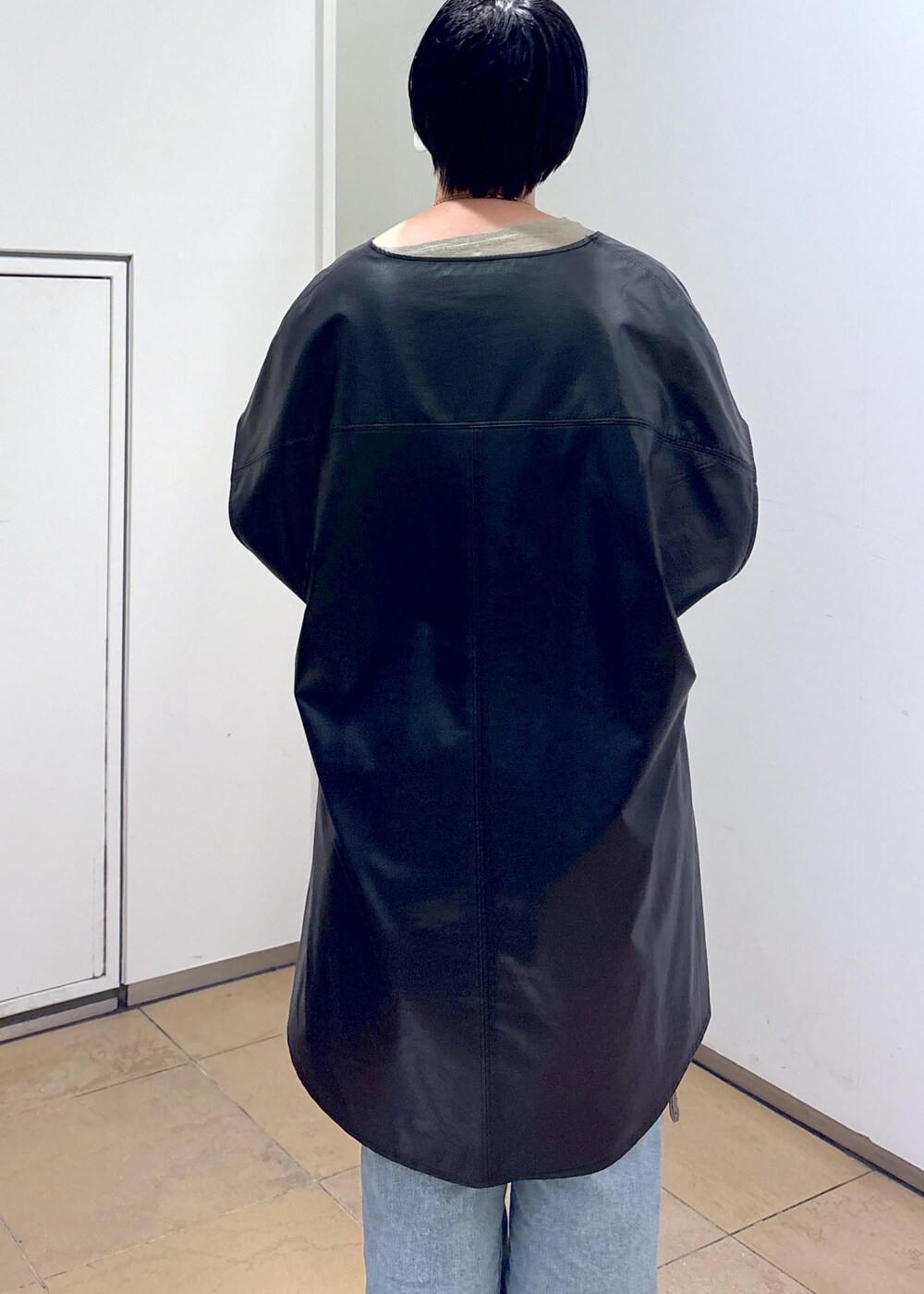 グリーン系のショルダーバッグ、グレー系のスカート、ゴールド系のTシャツ/カットソーを着用したレディースの秋コーディネートの8枚目の写真