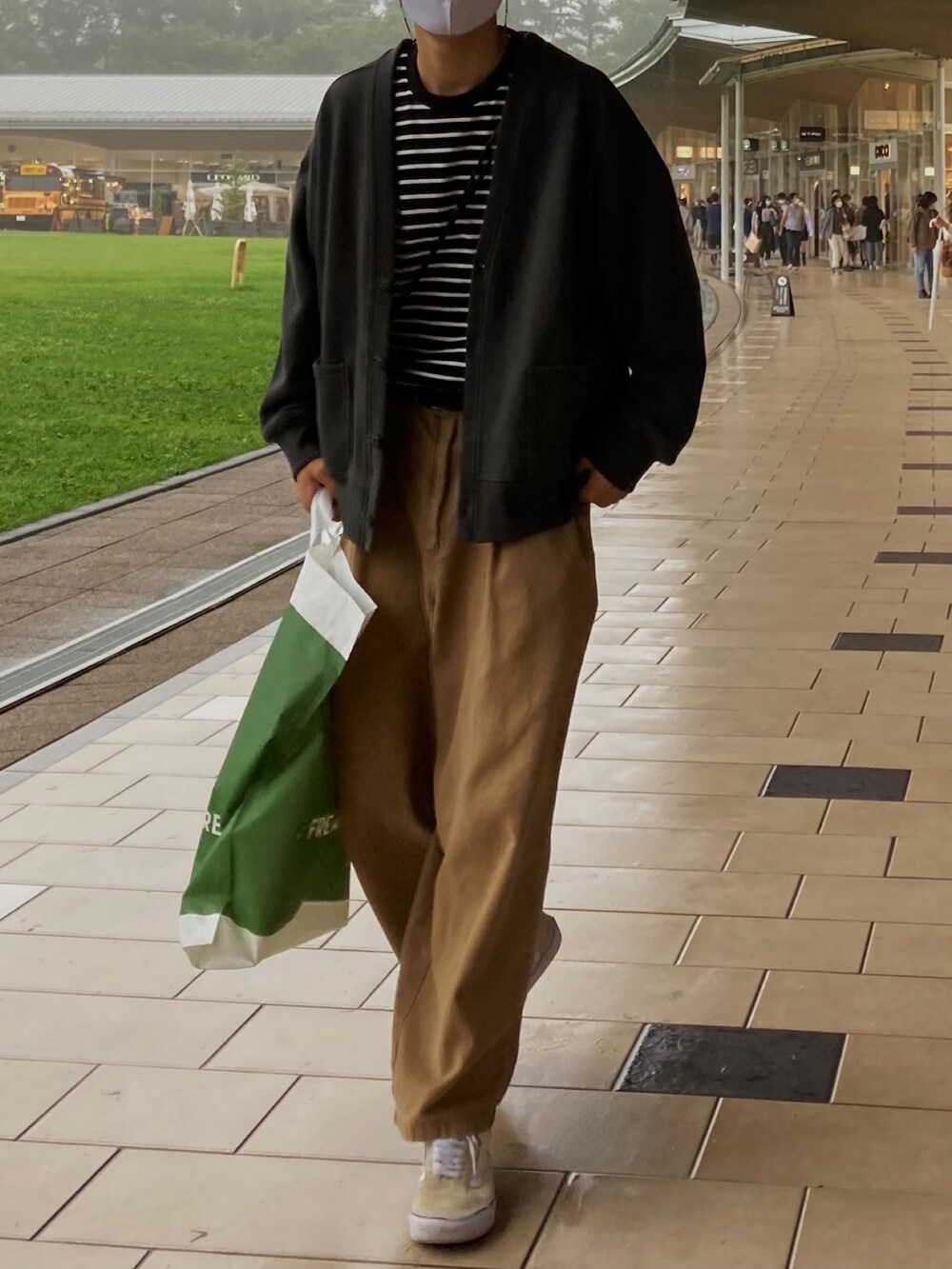 ブラック系のTシャツ/カットソー、ブラック系のショルダーバッグ、ブラック系のカーディガン/ボレロを着用したメンズの秋コーディネートの2枚目の写真