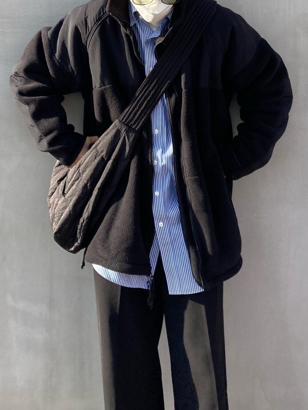 ブラック系のトップス、ブルー系のシャツ/ブラウス、ブラック系のショルダーバッグを着用したメンズの冬コーディネートの3枚目の写真