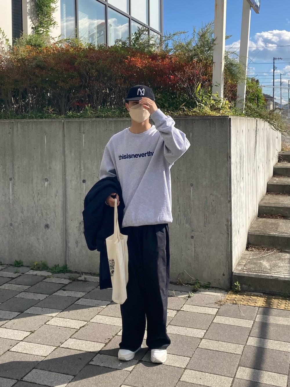 ブラック系のカーゴパンツ、ホワイト系のスニーカー、ブルー系のスウェットを着用したメンズの秋コーディネートの2枚目の写真