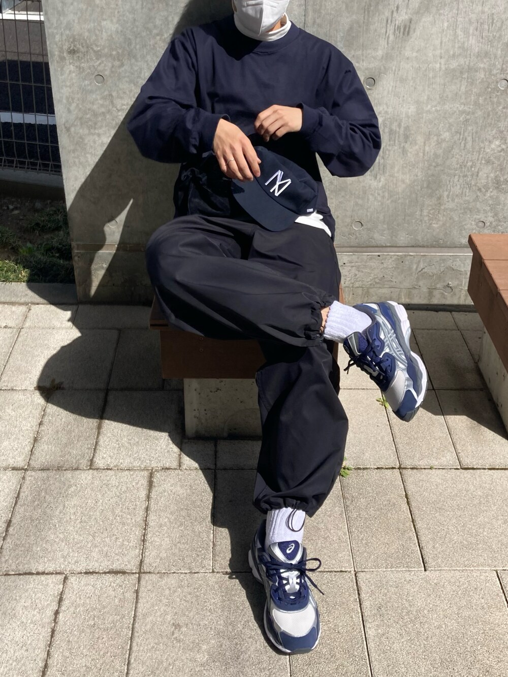 ブラック系のテーラードジャケット、ブルー系のTシャツ/カットソー、ブルー系のスニーカーを着用したメンズの春コーディネートの2枚目の写真