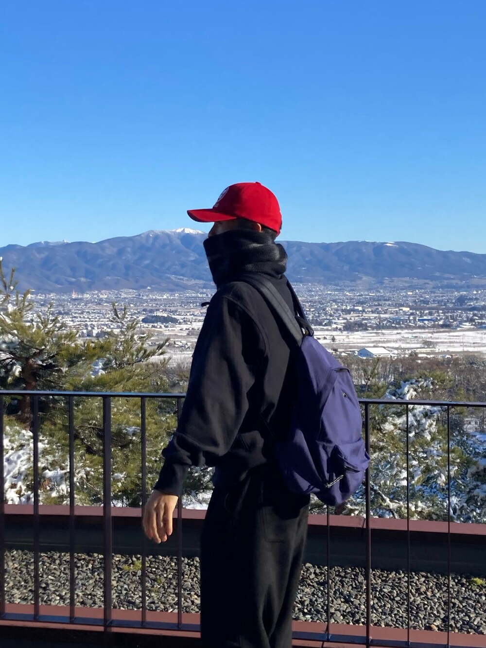 ブラック系のその他パンツを着用したメンズの冬コーディネートの2枚目の写真