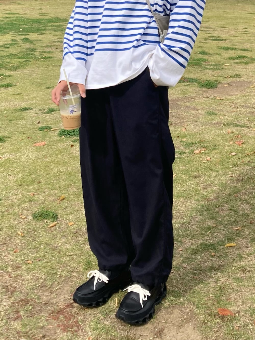 ブラック系のカーゴパンツ、グレー系のショルダーバッグ、ブラック系のテーラードジャケットを着用したメンズの秋コーディネートの3枚目の写真