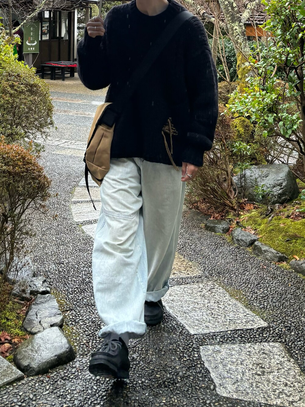 ブラック系のニット/セーターを着用したメンズの春コーディネートの4枚目の写真