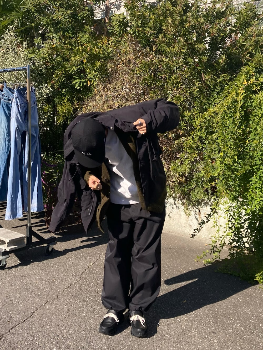 グレー系のスウェット、グリーン系のニット/セーター、ブラック系のカーゴパンツを着用したメンズの冬コーディネートの2枚目の写真