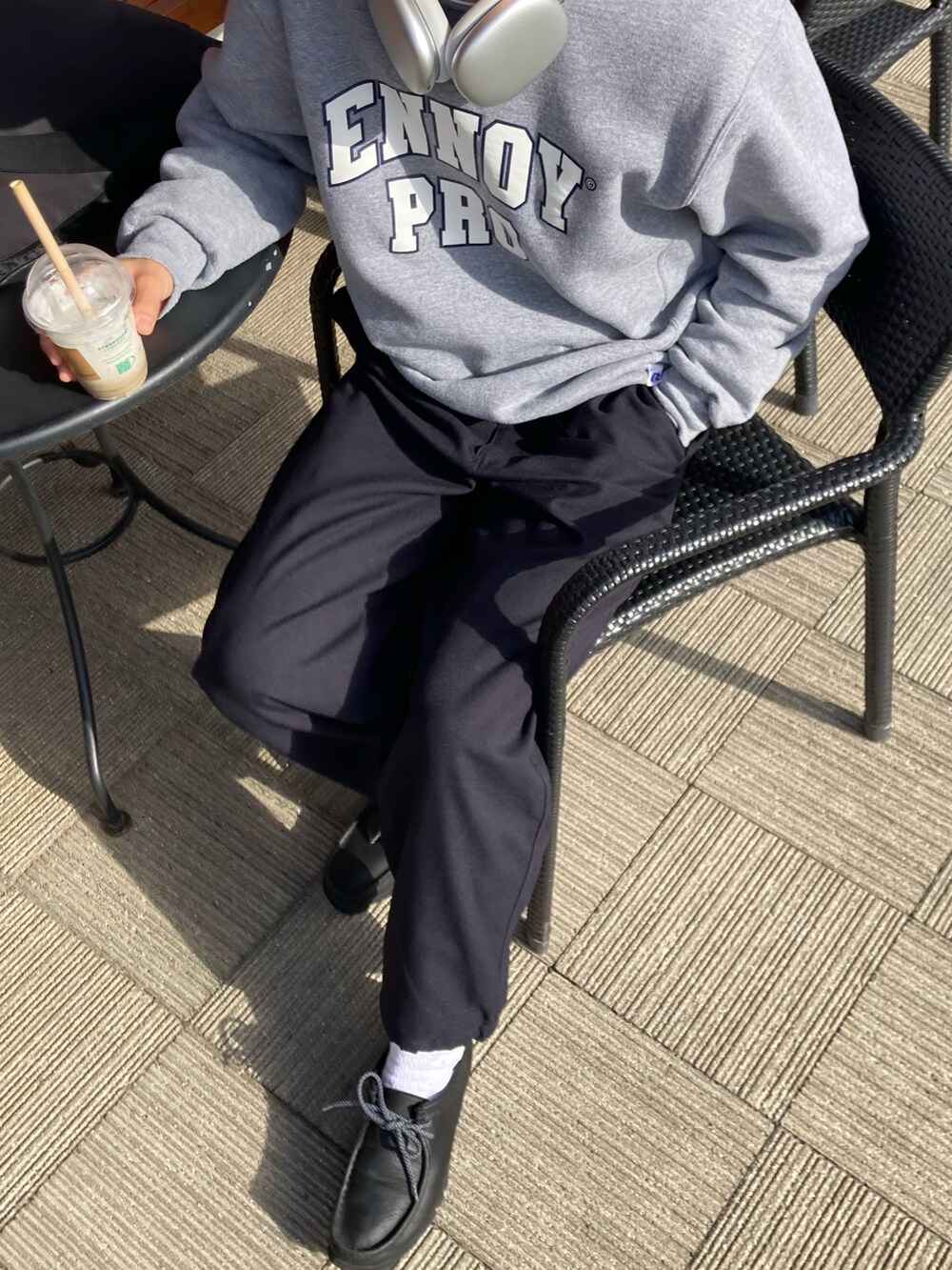 グレー系のスウェット、ブラック系のカーゴパンツ、ブラック系のモカシン/デッキシューズを着用したメンズの冬コーディネートの2枚目の写真